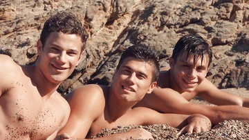 Nude guys from Freshmen on vacation
