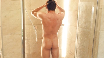Fit guy having a wank and cums