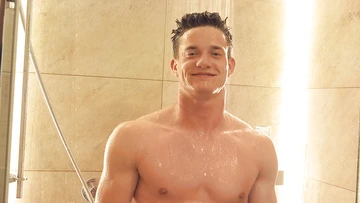 Fit guy having a wank and cums