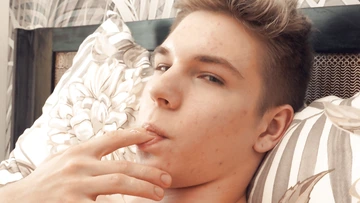 Cute twink wanking and cums
