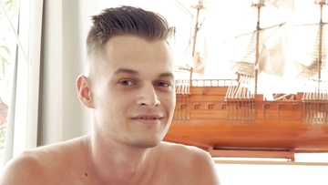 Guy wanking his dick and cums