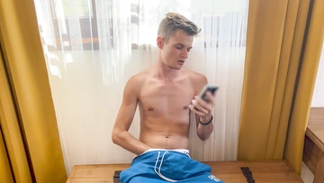Guy wanking his dick and cums