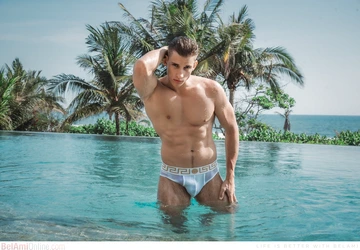 Sexy muscle boy Ritchie Argento