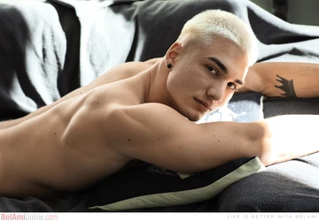 Blonde nude muscle guy