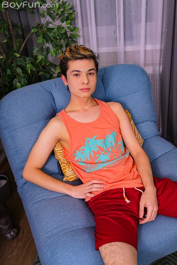 Cut cock twink wanking and cums