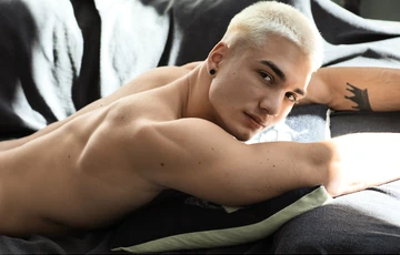 Blonde nude muscle guy