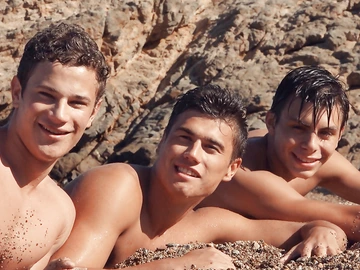 Nude guys from Freshmen on vacation