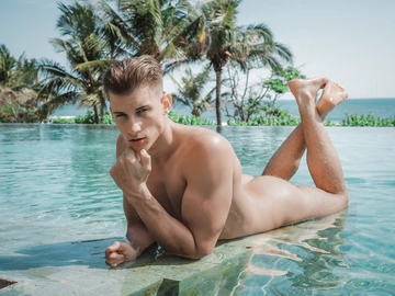 Sexy muscle boy Ritchie Argento