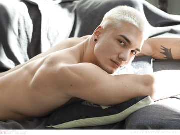 Blonde nude muscle guy
